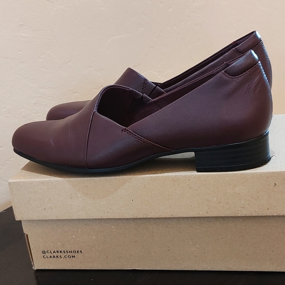 Clark's slip-on burgundy flats - Picture 3 of 6